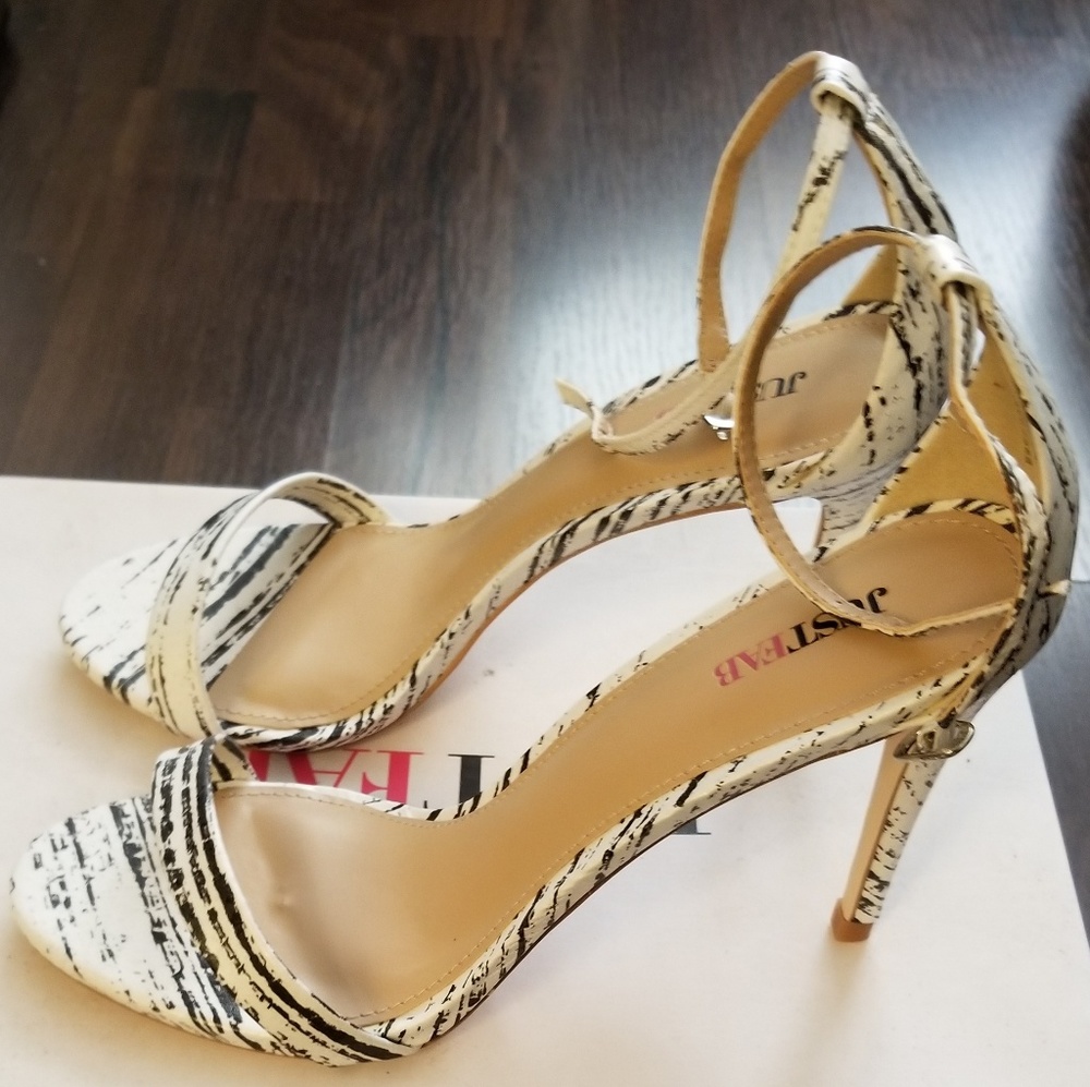 JustFab Rosey Printed Heels Shoes | Black & White